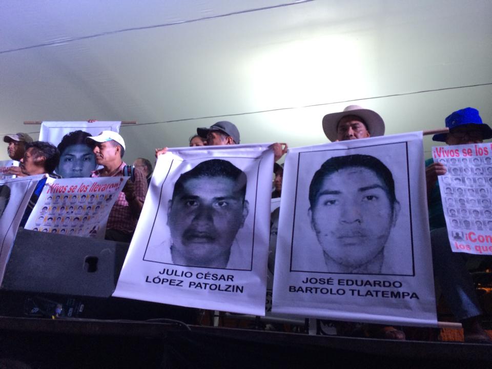Padres de los 43 normalistas desaparecidos exigen, en el Zócalo del DF, la presentación con vida de sus hijos | Foto: Desinformémonos