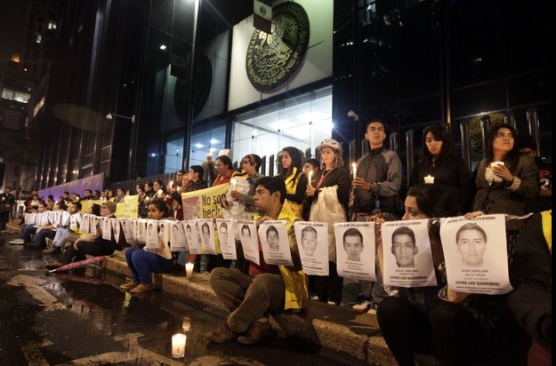 Activistas de Amnistía Internacional exigen con veladoras frente a la PGR la presentación con vida de los 43 normalistas desaparecidos en Iguala | Foto: Yazmín Ortega/La Jornada