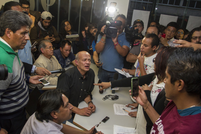 Estudiantes de la UNAM y otras universidades del Valle de México se manifestaron en Radio UNAM con la finalidad de transmitir en vivo un pronunciamiento de la Asamblea Interuniversitaria, representativa de 80 universidades del país, sobre el caso Ayotzinapa