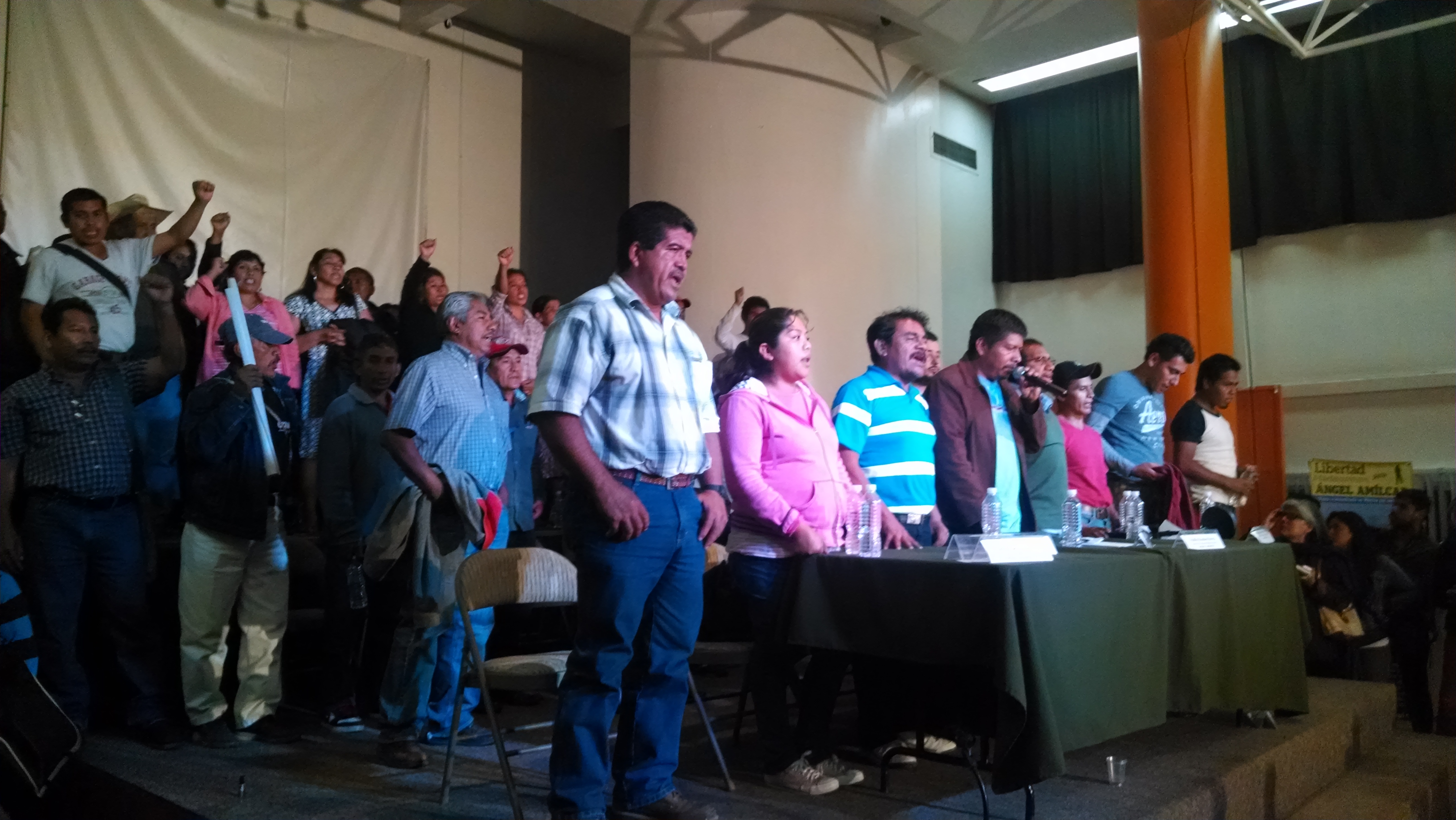 Familias, compañeros y organizaciones civiles exigen presentación con vida de los 43 normalistas desaparecidos | Foto: Olivia Vázquez H.