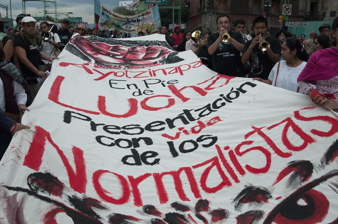 En marcha del 2 de octubre, exigen presentación de normalistas desaparecidos en Iguala | Foto: Iván Stephens/Cuartoscuro