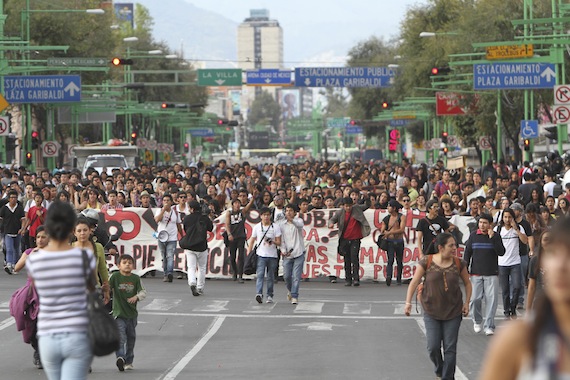 Marcha de estudiantes por el 2 de octubre | Foto: Guillermo Perea/Cuartoscuro