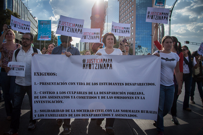 Miles de mujeres exigen la aparición con vida de los normalistas de Ayotzinapa
