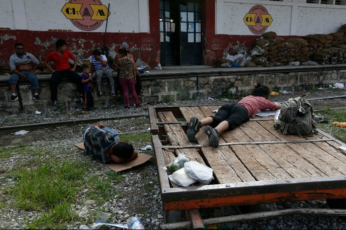 Centroamericanos aguardan en la estación del tren de Arriaga, en Chiapas, en su tránsito hacia el norte del país |Foto Alfredo Domínguez