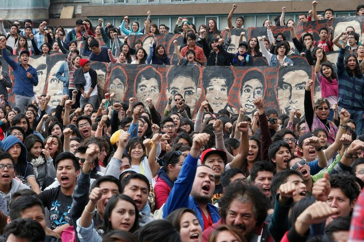 Miles de estudiantes universitarios se concentraron a un costado de la Biblioteca Central de Cuidad Universitaria | Foto: Carlos Ramos Mamahua/La Jornada