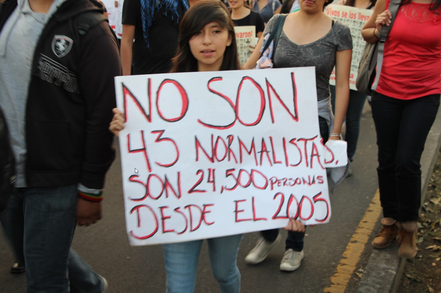 Miles de conciencias movilizadas por Ayotzinapa iluminan la dignidad nacional