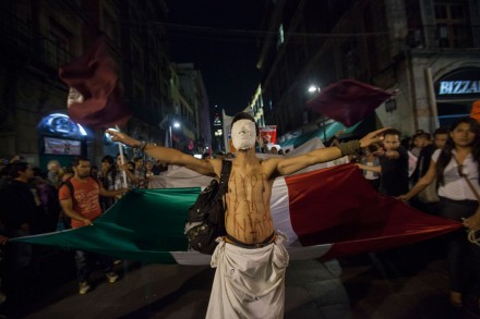 Miles marchan en repudio al gobierno por caso Ayotzinapa | Foto: Octavio Gómez