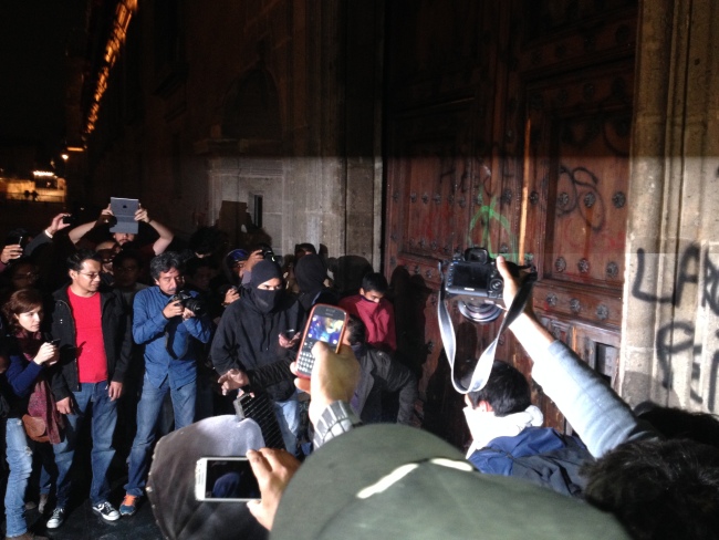 Un grupo de manifestantes llegó a la puerta del Palacio Nacional | Foto: Nayeli Roldán/Animal Político
