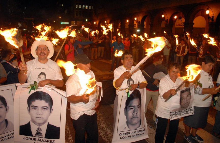 Caravana por 43 normalistas de #Ayotzinapa, durante una manifestación en Guadalajara, México | Foto: Xinhua/Gabriel Anaya)
