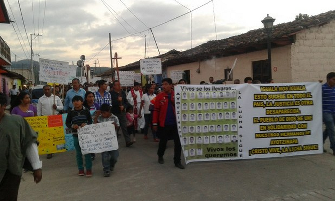 Más de 400 católicos de los municipios de Teopisca y Amatenango del Valle pidieron la aparición con vida de los normalistas de Ayotzinapa | Foto Elio Henríquez/La Jornada