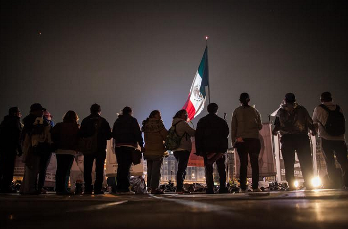 Las familias de los estudiantes, reciben a los contingentes en la plancha del Zócalo | Foto: César Martínez López