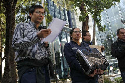 Poetas durante la lectura afuera de la PGR para demandar la liberación de los 11 detenidos el 20 de noviembre | Foto Marco Peláez