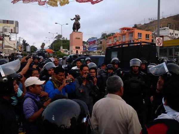 Ayotzinapa, en tensión por la agresión de la Policía Federal a padres de desaparecidos y normalistas | Foto: Desinformémonos