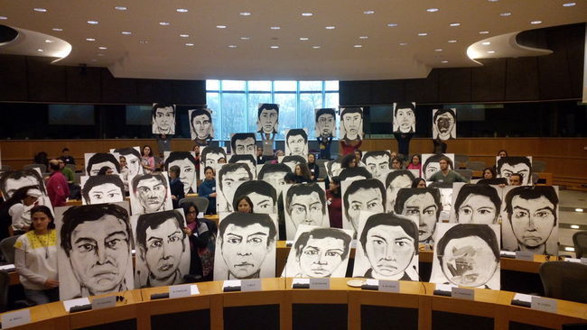 Abre Eurocámaras sus puertas al grito de 'justicia, justicia en México' | Foto: Inder Bugarin