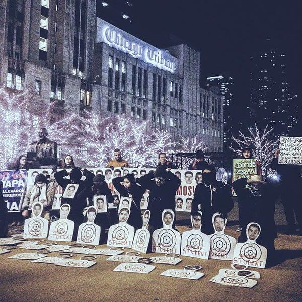 Protestan en Chicago, Illinois, por la desaparición de 43 normalistas de Ayotzinapa | Foto: Twiiter de Compa Longoria/?@iverpelo