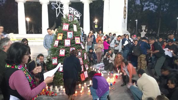 Árbol “Verdad, justicia y Paz por Ayotzinapa” | Foto: Twitter @CDDMexico