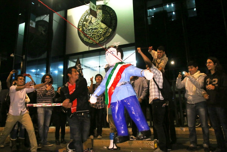 Estudiantes de la UAM rompen piñata de Peña frente a la PGR | Foto: Hugo Cruz