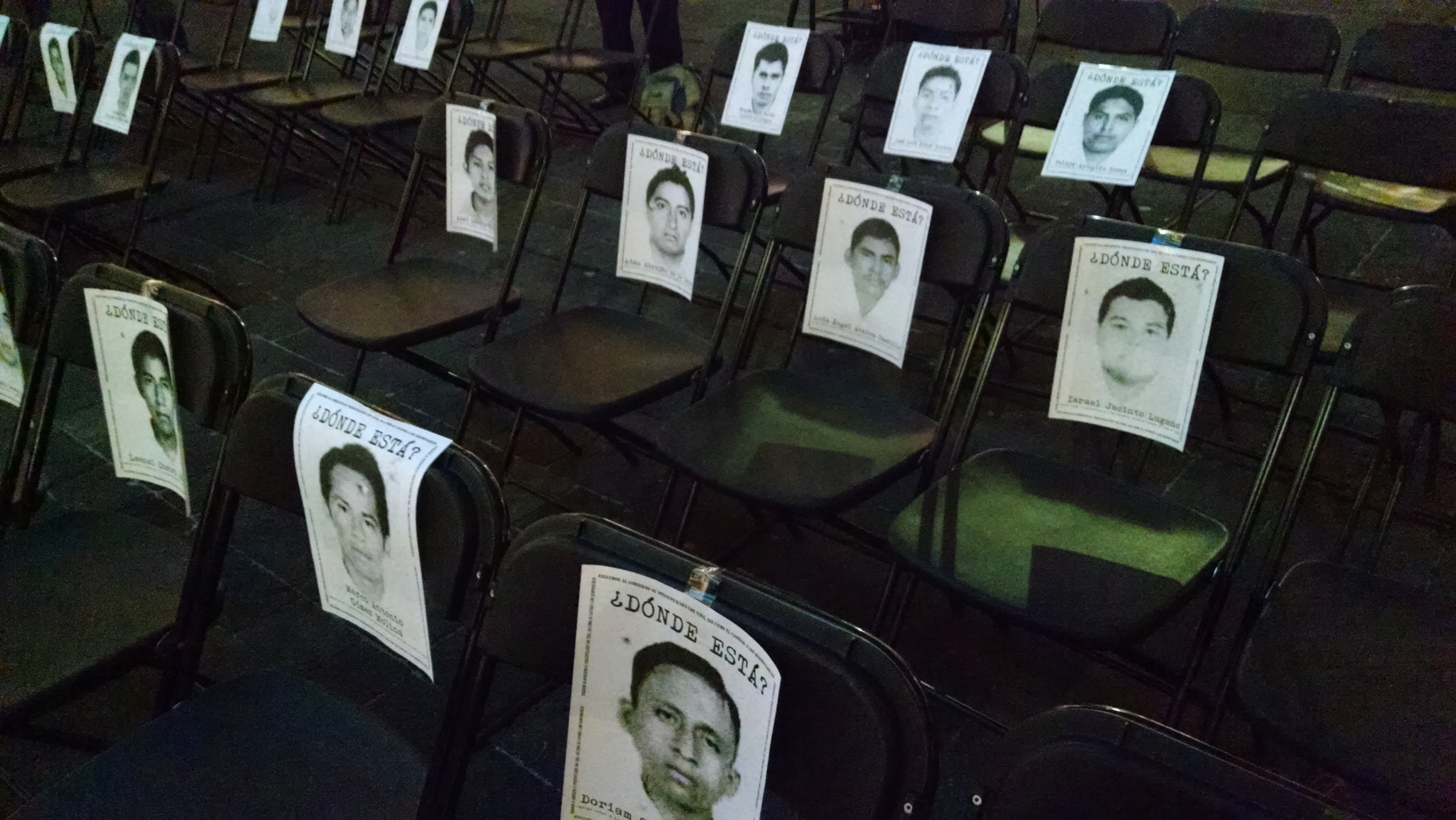 En el patio central de la UCSJ se apreciaban 43 sillas vacías, en alusión a los 43 estudiantes de la Escuela Normal Rural de Ayotzinapa, Guerrero, desaparecidos por policías de Iguala el pasado 27 de septiembre | Foto: Olivia Vázquez Herrera