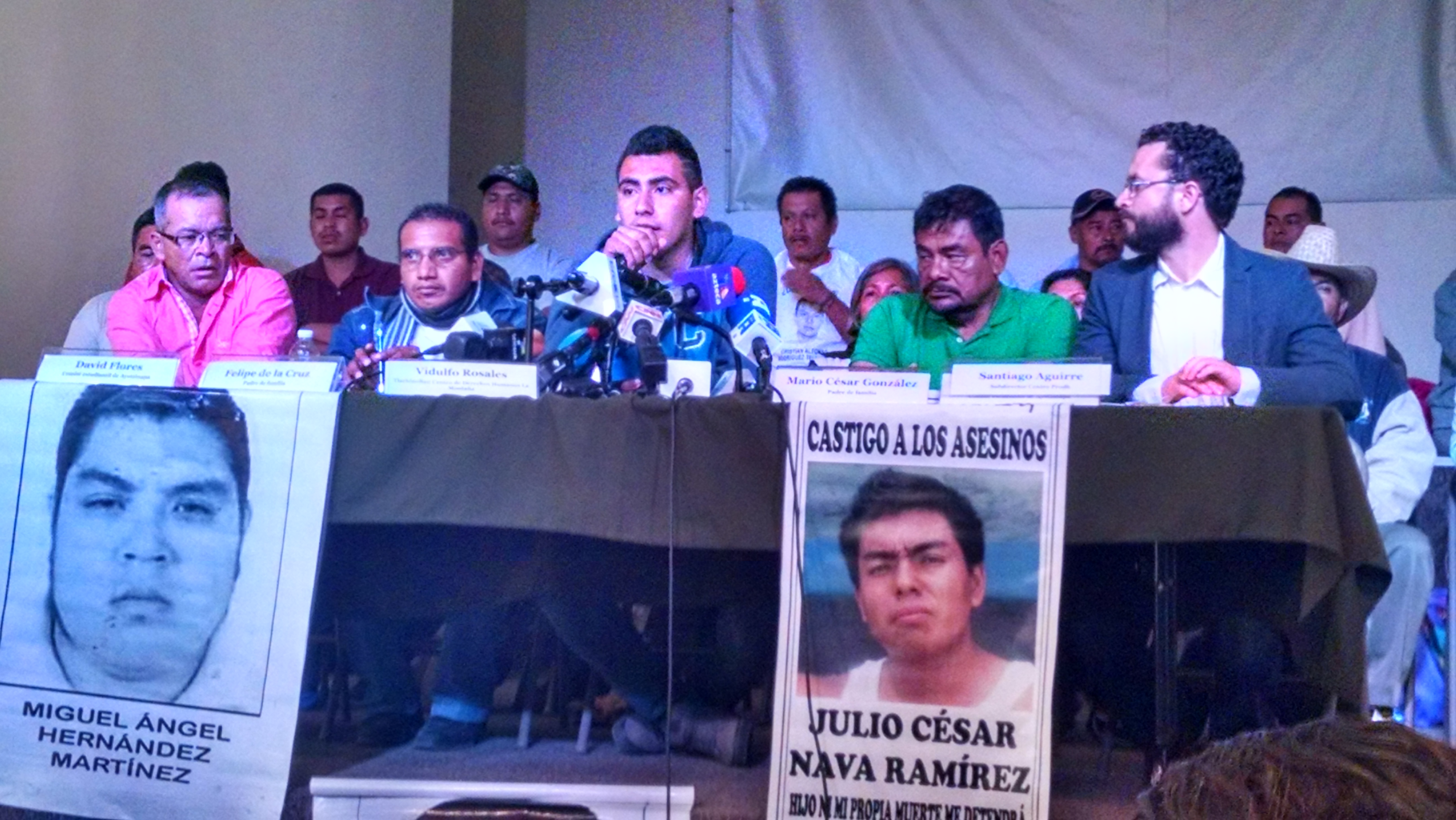 Conferencia de prensa de familiares y compañeros de normalistas desaparecidos | Foto: Olivia Vázquez Herrera