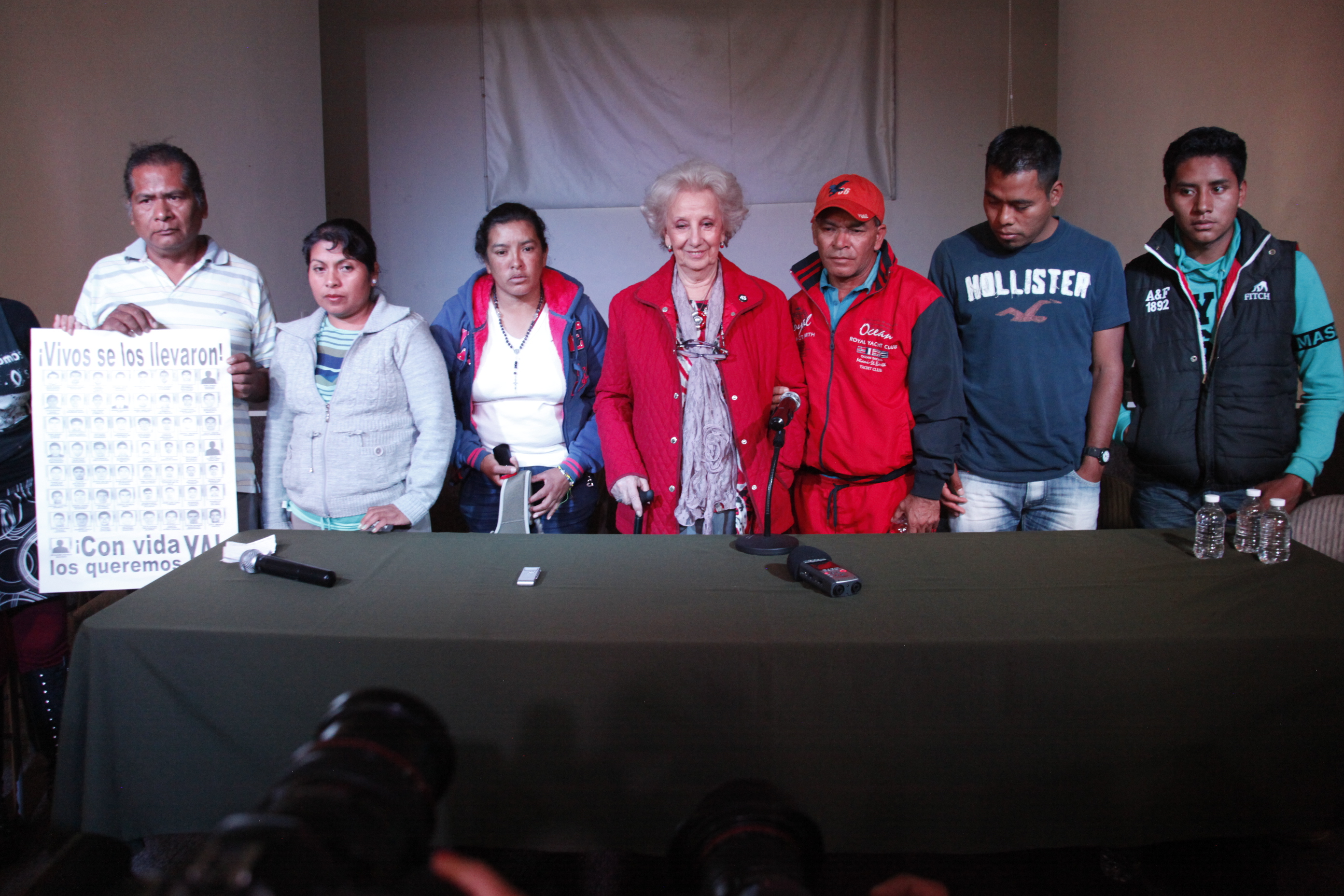 Estela de Carlotto con familiares de desaparecidos de Ayotzinapa | Foto: César Martínez López