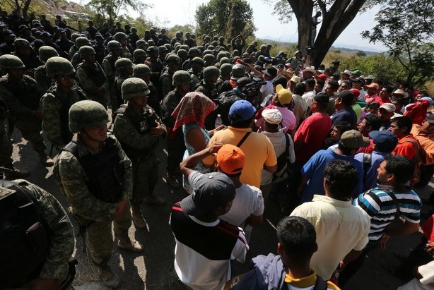 Pobladores de Ayutla marchan para exigir salida de militares | Foto: Javier Verdín
