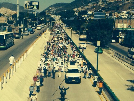 La marcha de los normalistas en la Autopista del Sol | Foto: Germán Canseco
