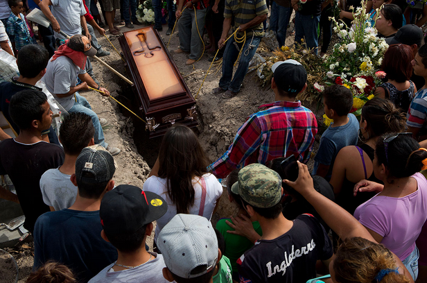 Entierran a víctimas de enfrentamiento entre autodefensas y militares en Apatzingán