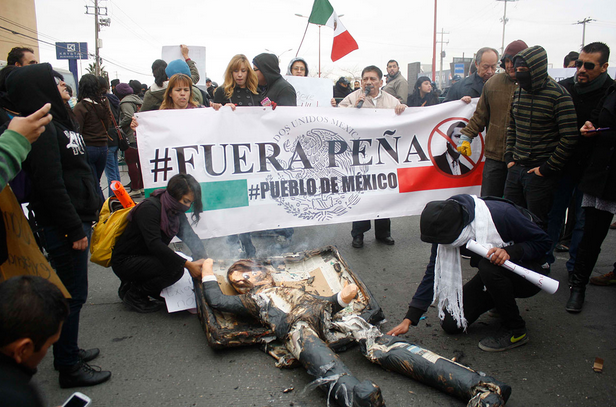 Estudiantes repudian la visita de Peña Nieto a Juárez. 
Foto: Ricardo Ruíz
