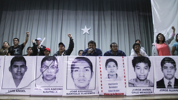 Convocan padres de Ayotzinapa a megamarcha