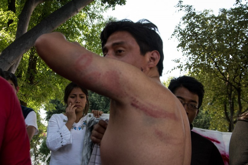 Con violencia y tortura desalojan a estudiantes de la BUAP