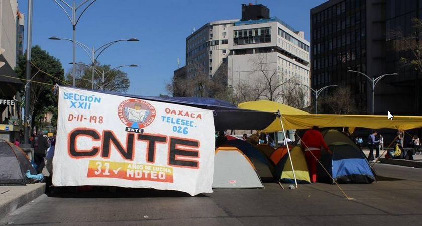 Maestros de la CNTE instalan plantón en demanda del pago salarial