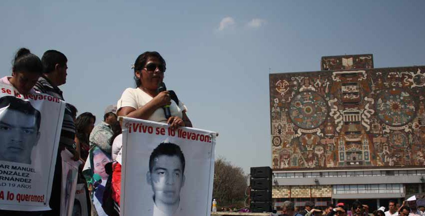 “Cinco meses después seguimos adelante”: padres de normalistas a estudiantes de la UNAM