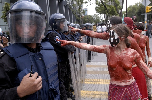 Protesta contra la represión en Atenco