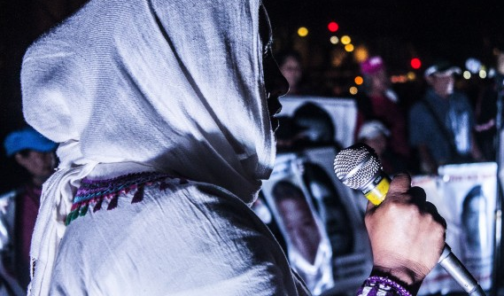 Doña Hilda Legideño durante la 8ª acción global por Ayotzinapa