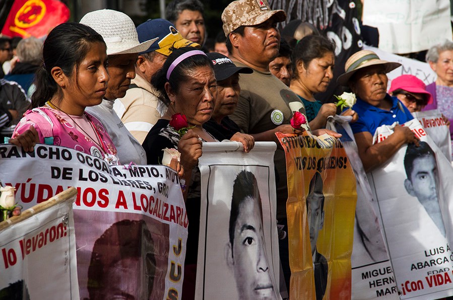 Padres de los 43 desaparecidos exigen derecho de réplica en Televisa