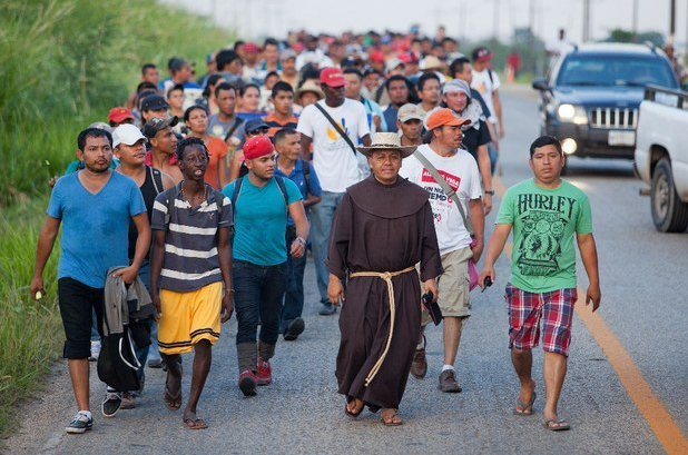 Fray Tomás y migrantes, en imagen de archivo - Voces Mesoamericanas