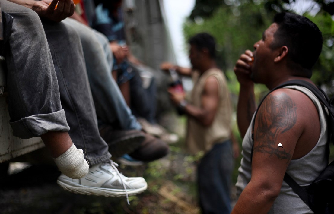 Migrantes al abordar el tren en Las Choapas, Veracruz - Excélsior