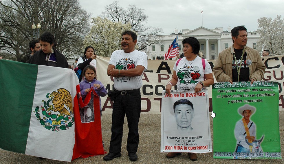 Familiares de desaparecidos en Ayotzinapa protestan frente a la Casa Blanca