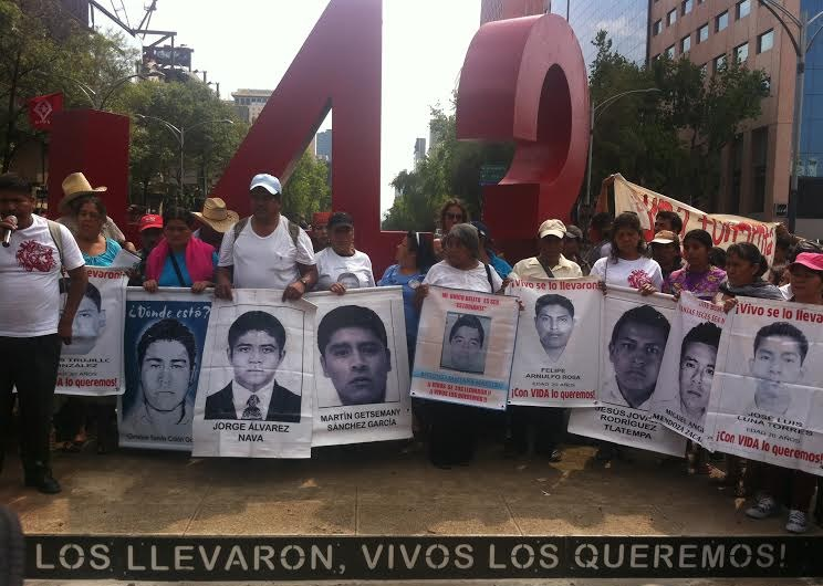 Instalan antimonumento contra la impunidad por Ayotzinapa