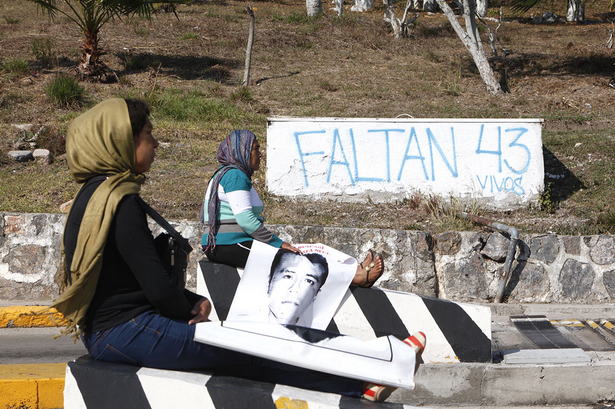 Familiares de los 43 toman la caseta de Palo Blanco, en Guerrero. Foto: Germán Canseco