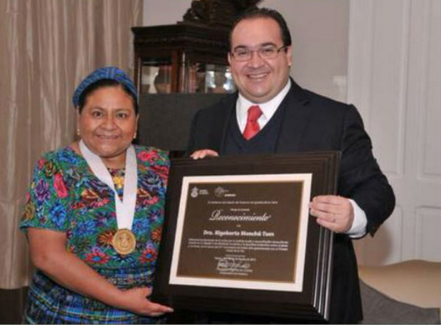 Rigoberta Menchú con el gobernador de Veracruz