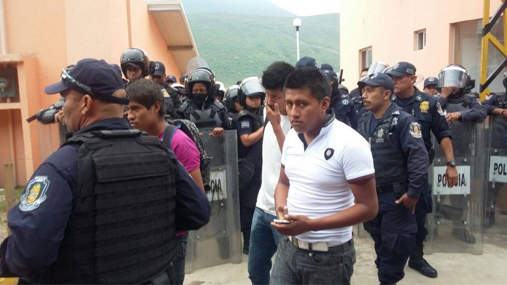 Liberan a normalistas de Ayotzinapa, detenidos en el cuartel central de Chilpancingo
