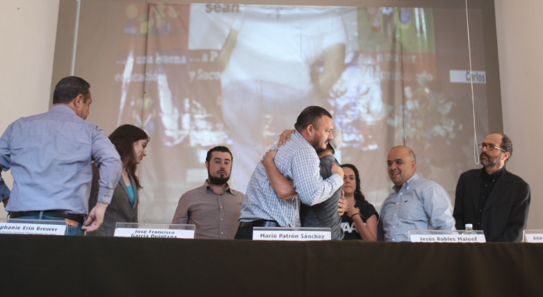 Padres se abrazan durante la conferencia de prensa