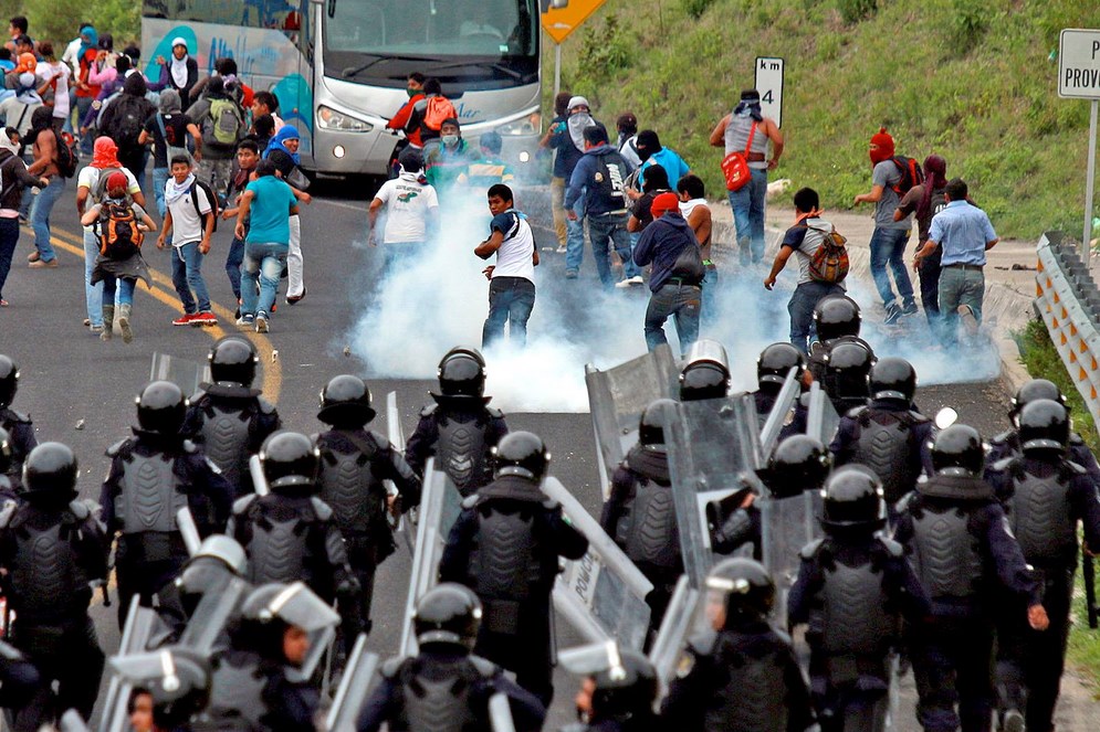 Impiden con gases el paso de activistas de Ayotzinapa a la capital