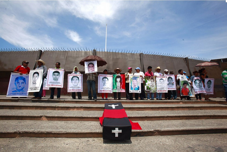 Familiares de los 43 protestan en el Congreso de Guerrero