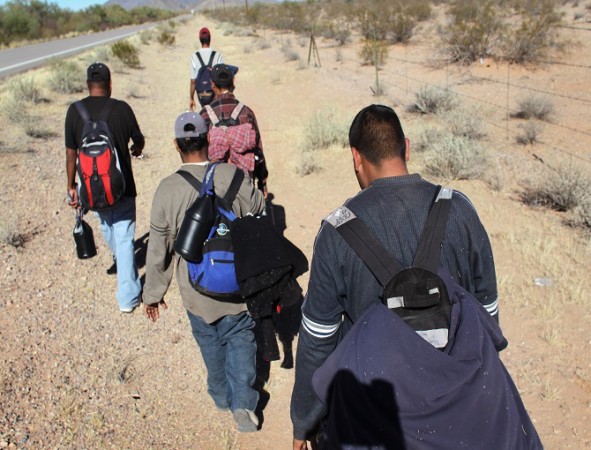 Migrantes caminan por el desierto