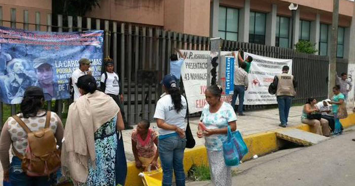 Exigen frente al Congreso de Guerrero amnistía para Nestora y otros comunitarios
