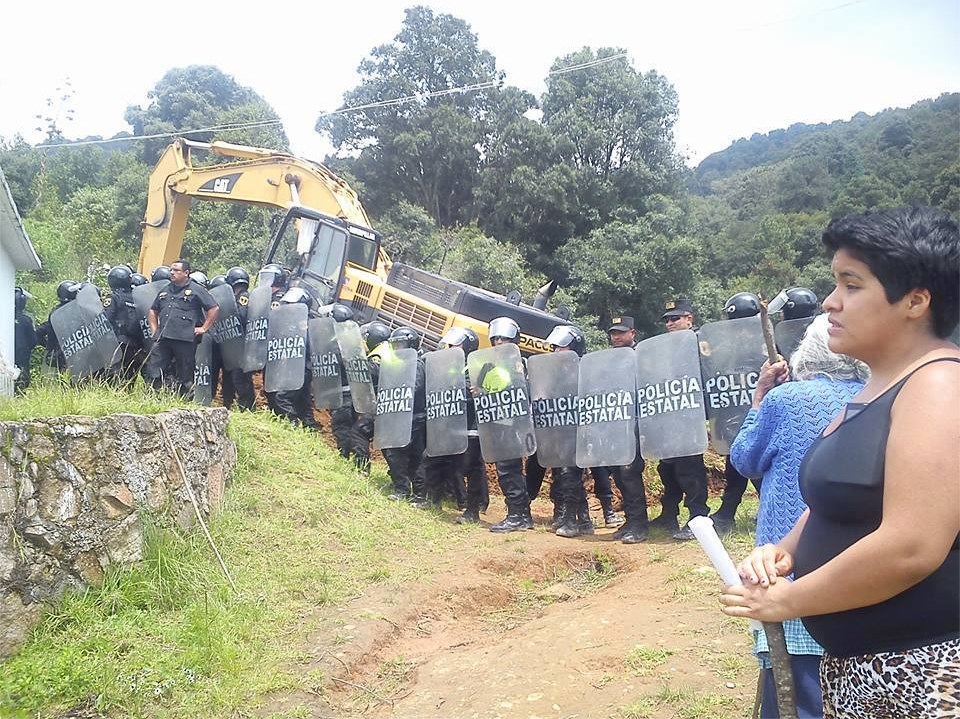 Imponen con fuerza pública autopista ilegal en Xochicuautla