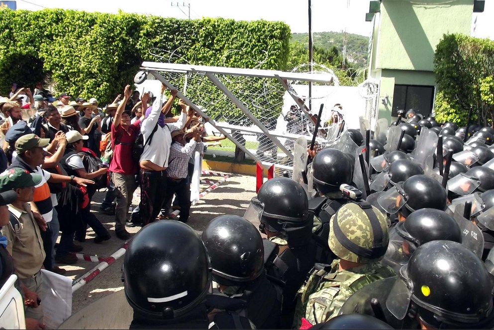 Padres de Ayotzinapa forcejean con militares en Iguala