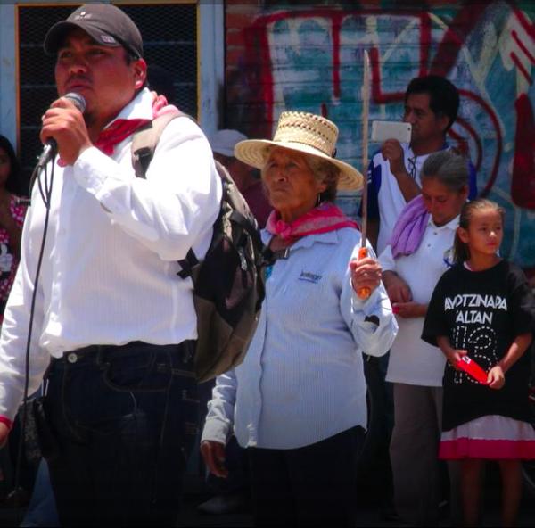 Comunidades de Atenco reciben a la Caravana 43 de padres de Ayotzinapa